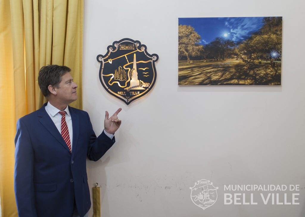 Una bella artesanía local fue donada a la Municipalidad