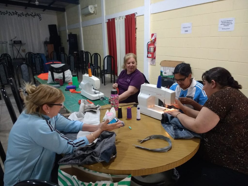 Contribuyendo a la economía familiar, se dicta el Taller de Costura en los Núcleos Barriales