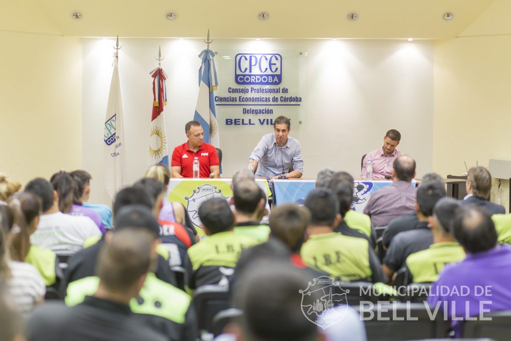 El árbitro internacional FIFA Pablo Echavarría, le dio brillo a la Fiesta de la Pelota de Fútbol