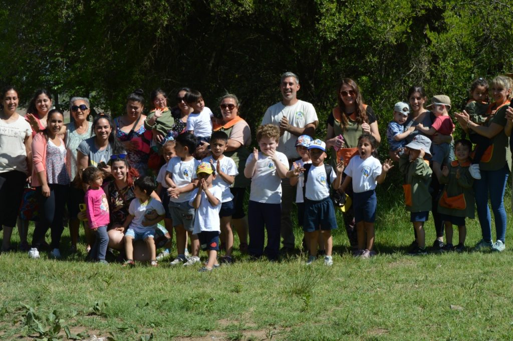 Los pequeños de dos jardines de infantes en la saludable tarea de plantación de árboles