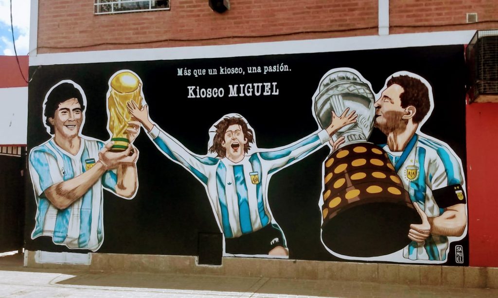 La ciudad sigue sumando colores celeste y blanco