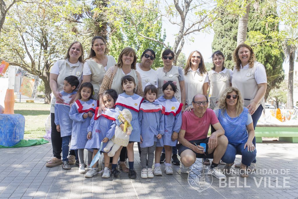 Con una muestra de arte, el Jardín de Infantes Provincia del Neuquén, salió a la calle