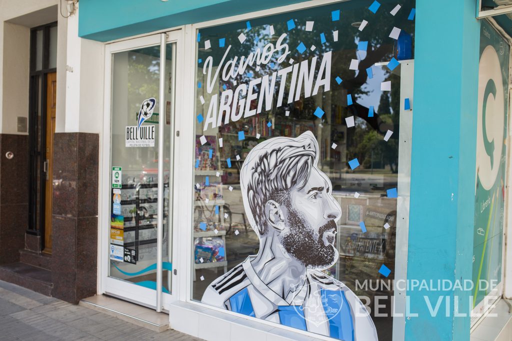 La ciudad ya luce con los colores celeste y blanco