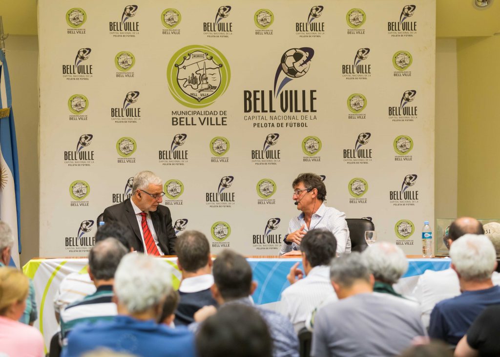 La charla de Mario Kempes permitió conocer algo más de su vida como futbolista