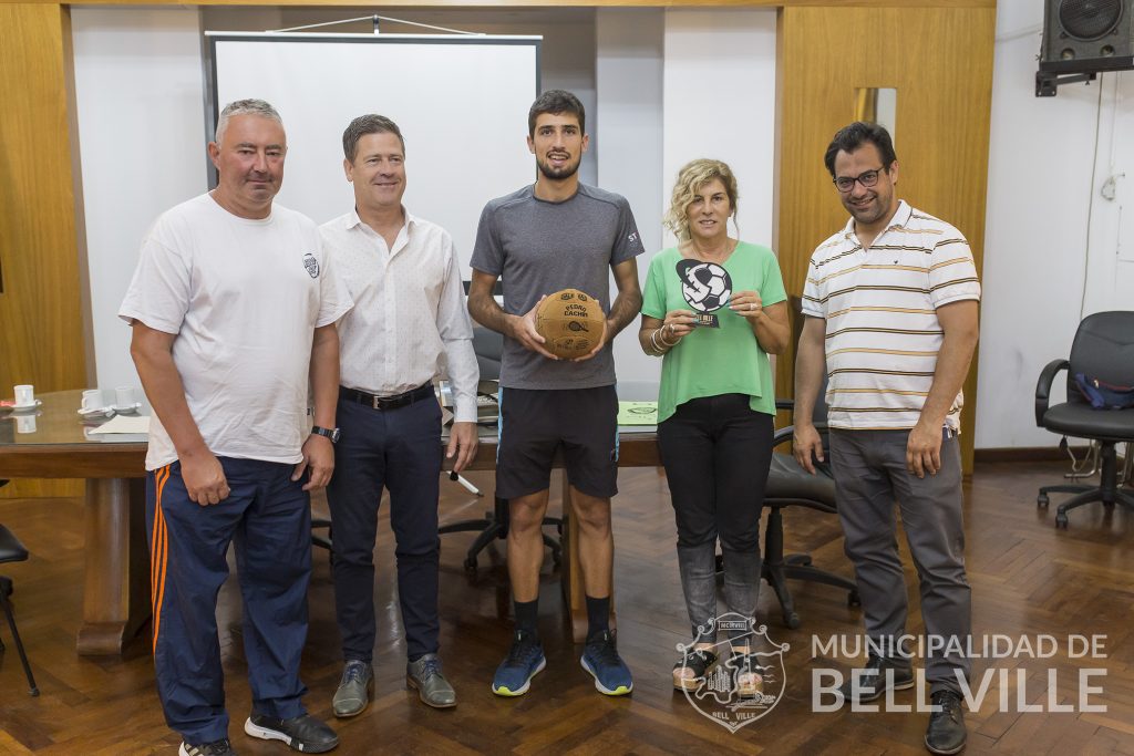 El tenista Pedro Cachín recibió el reconocimiento de la comunidad a través del intendente