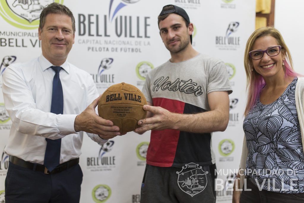 Retiraron sus premios dos ganadores de la encuesta de huella de carbono