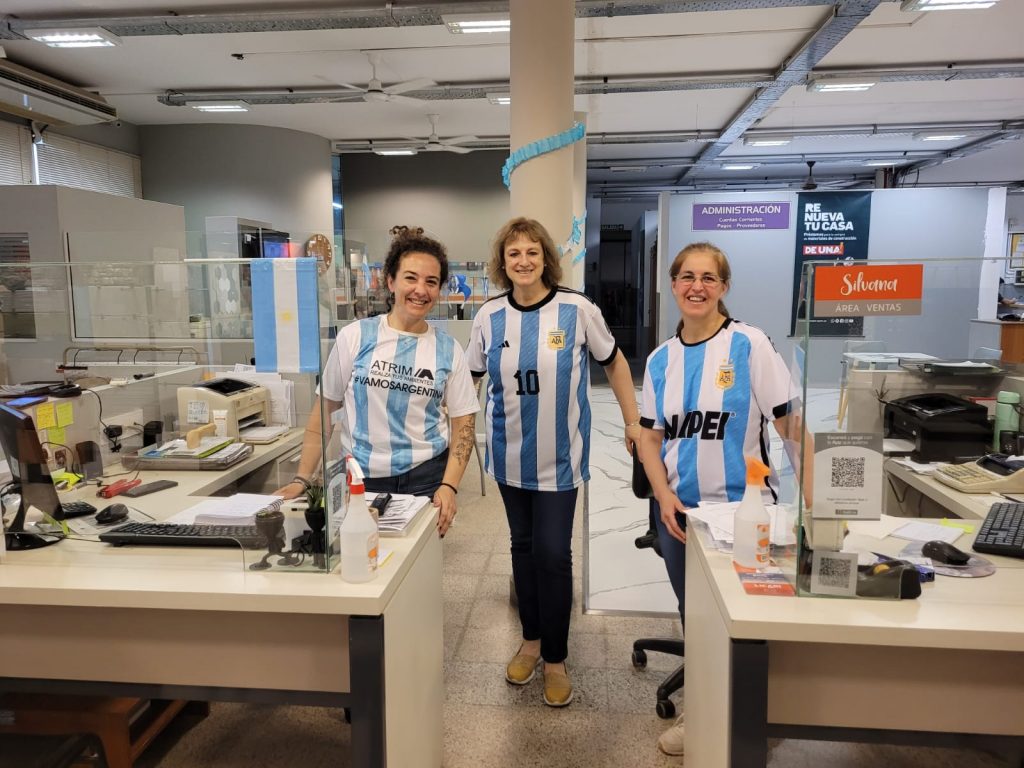 Los colores celeste y blanco predominan en otras dos importantes empresas del medio