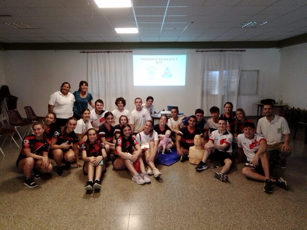 Siguen las capacitaciones en escuelas que posibilitan salvar vidas