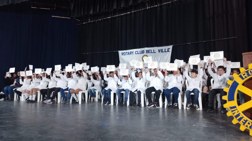 Más de 100 estudiantes recibieron sus diplomas como “Mejor compañero”