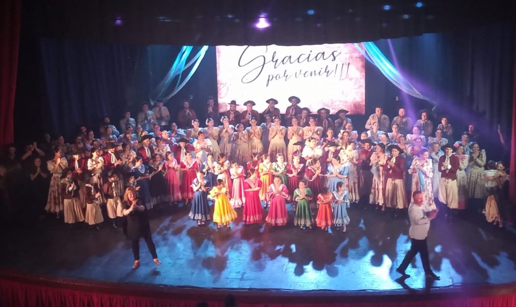 Inolvidable presentación de Pampa y Senda con más de cien bailarines en escena