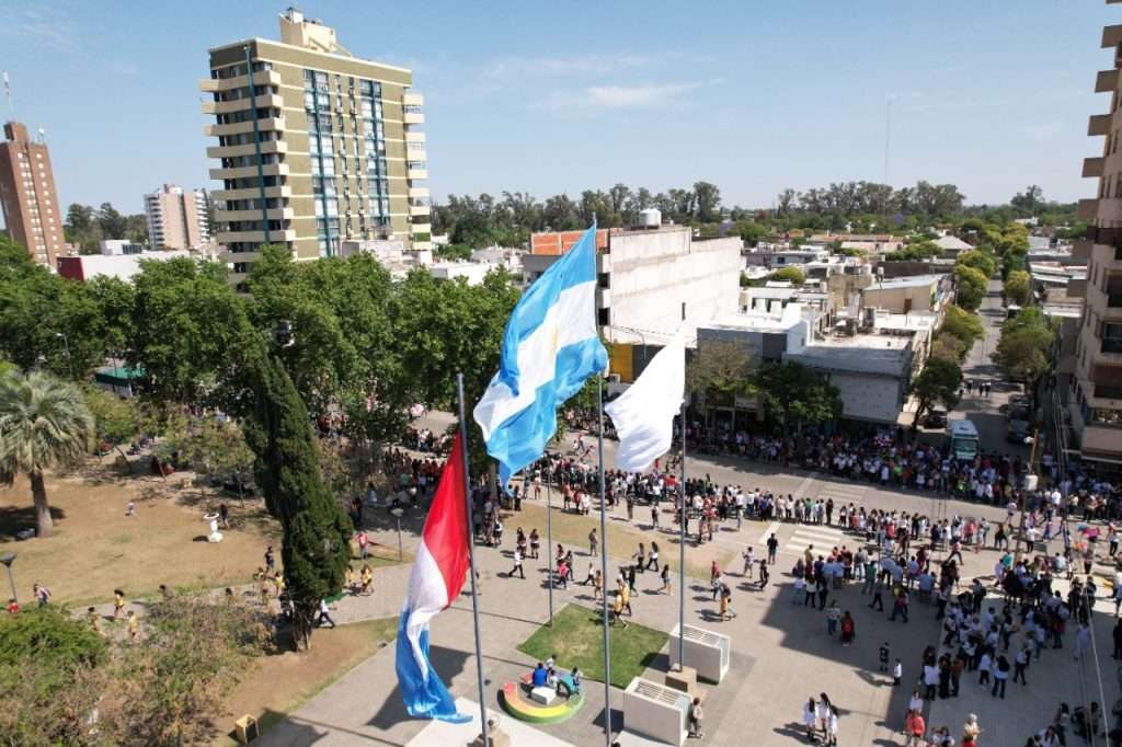 Un gran cordón humano en ambos lados de calle Córdoba, disfrutó del desfile aniversario