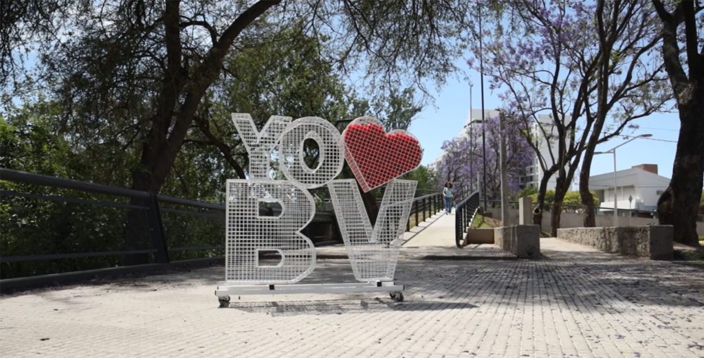 Presentaron un contenedor itinerante de tapitas plásticas