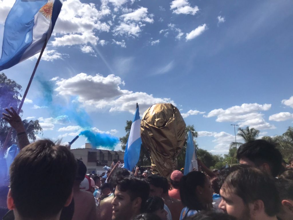 Por iniciativa de tres bellvillenses, la ciudad mostró su “Copa de Oro” gigantesca