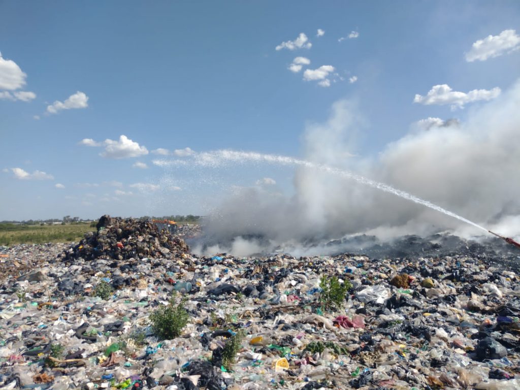 Tras un arduo trabajo se logró sofocar un incendio desatado en el basural Norte
