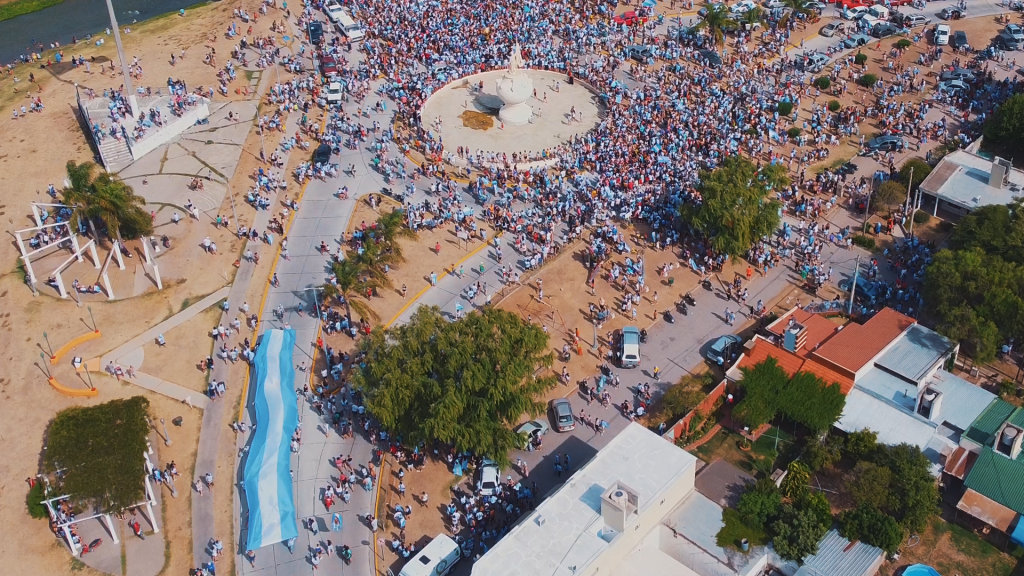 Nuestra ciudad cuenta con una bandera celeste y blanca que nos envuelve a todos