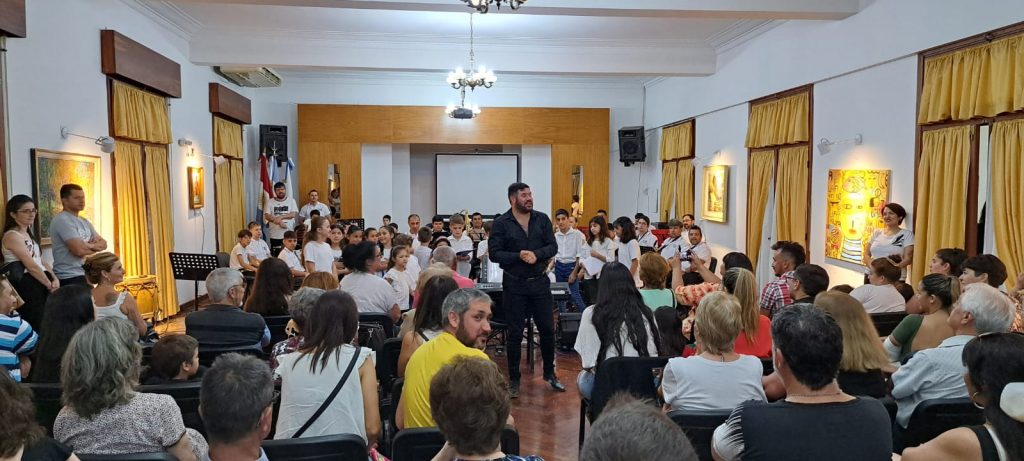 Los Coros de Niños y Adultos, junto a la Banda de Música brindaron un espectáculo de gran nivel