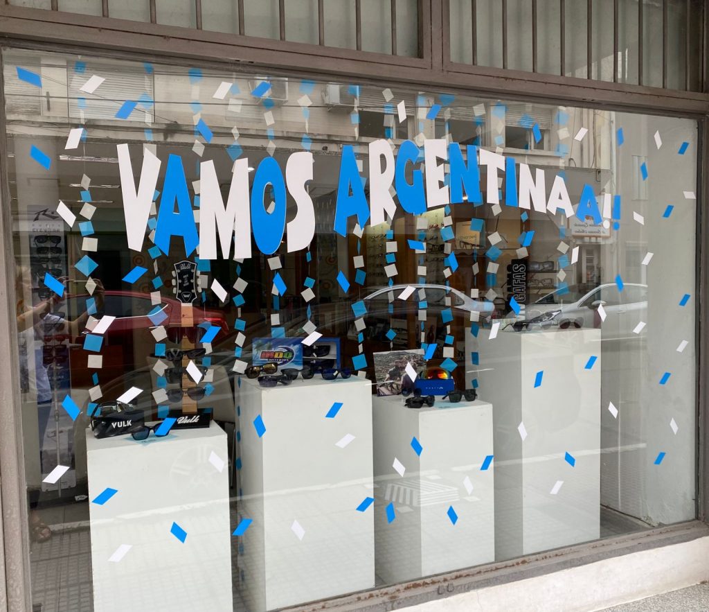 Los colores celeste y blanco predominan en la ciudad