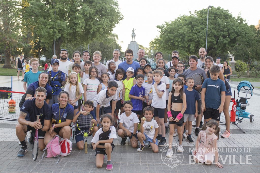 Gran cantidad de niños compartieron una jornada de tenis con Pedro Cachín