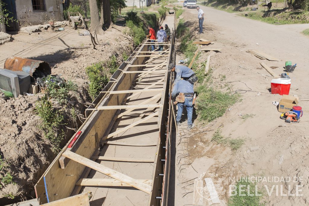 La obra de cordón cuneta y desagüe de bulevar Illia, tiene un avance del 50%