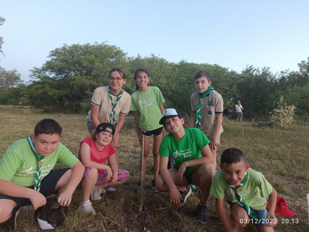 La reforestación del Parque Tau, movilizó a casi 600 personas que plantaron 164 árboles