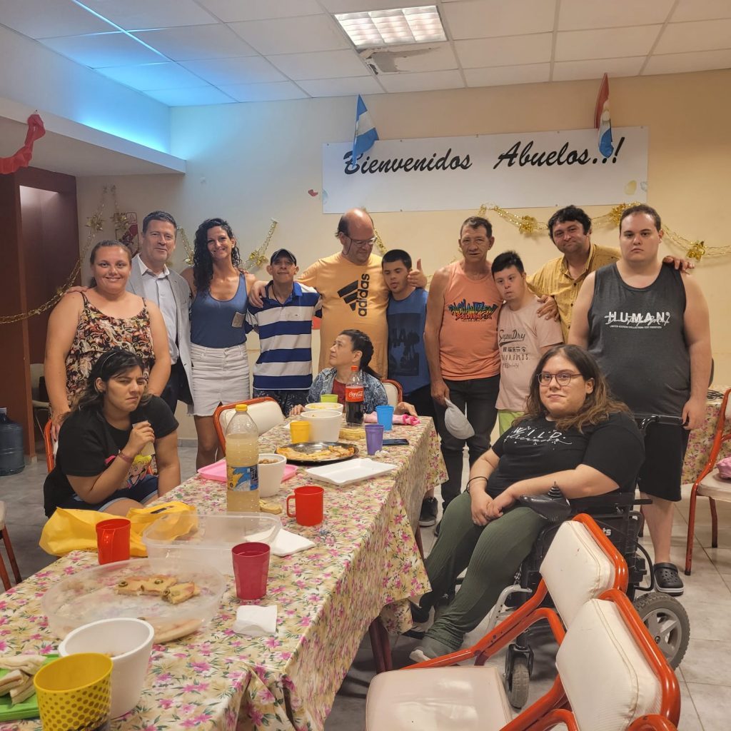 En el cierre anual del Taller de Pintura para personas con discapacidad, prometieron volver en 2023