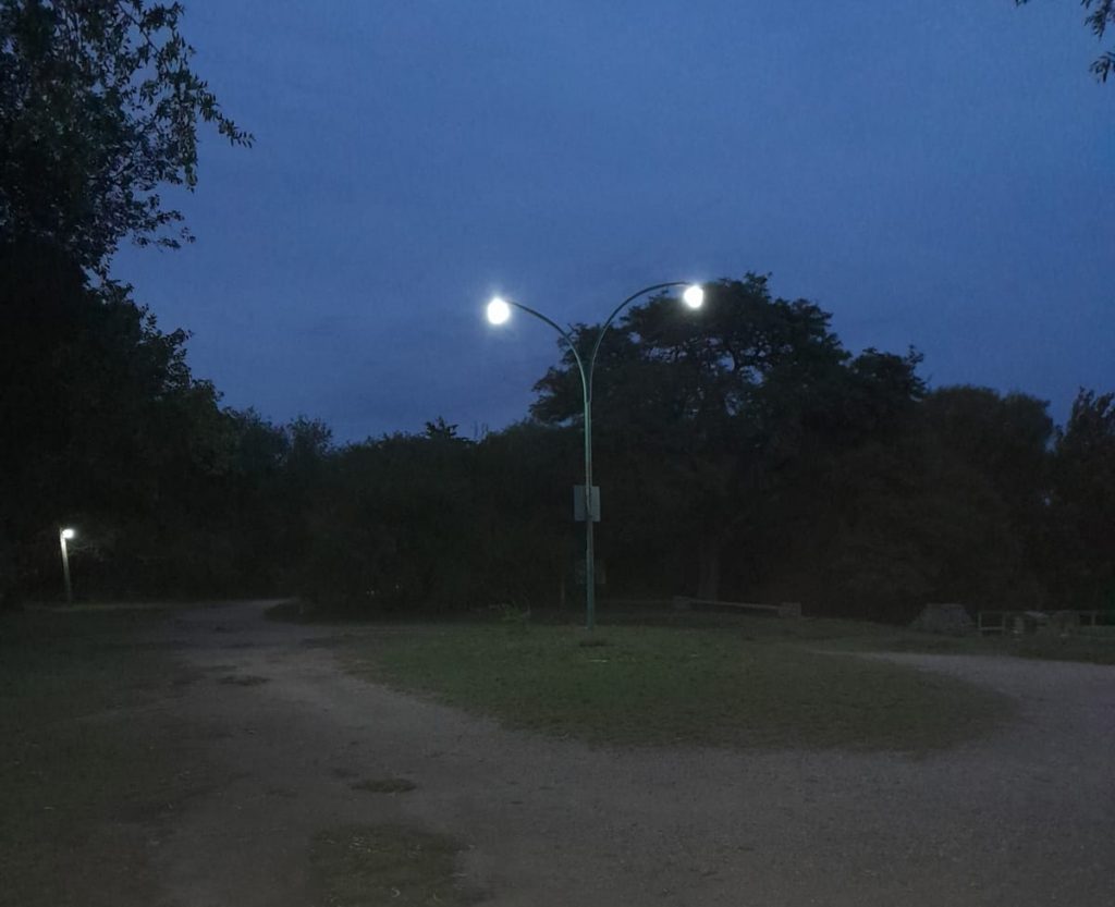Restablecen el alumbrado público en un amplio sector del Parque Tau