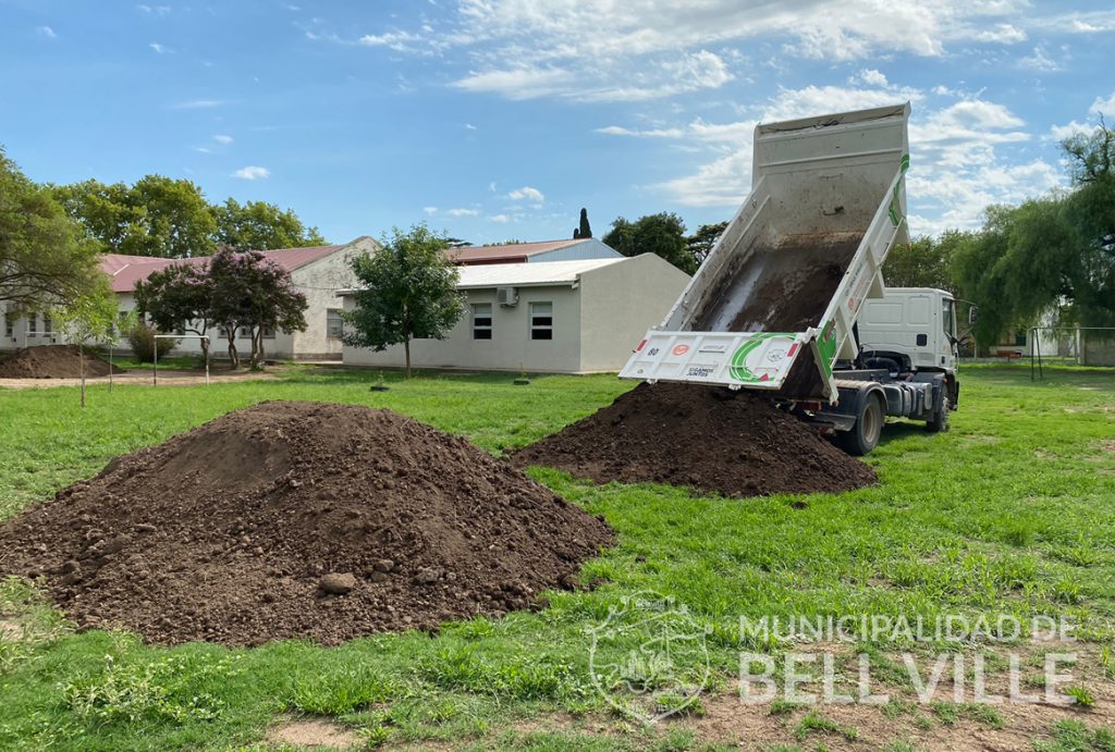 Elevan nivel de un amplio espacio verde de la Escuela Provincia del Neuquén