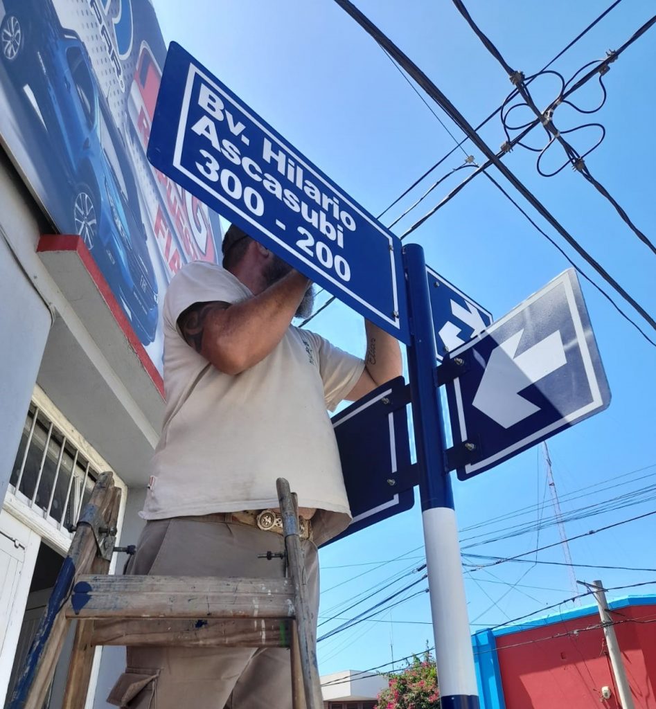 Se continúa con la colocación y renovación de nomencladores en calles