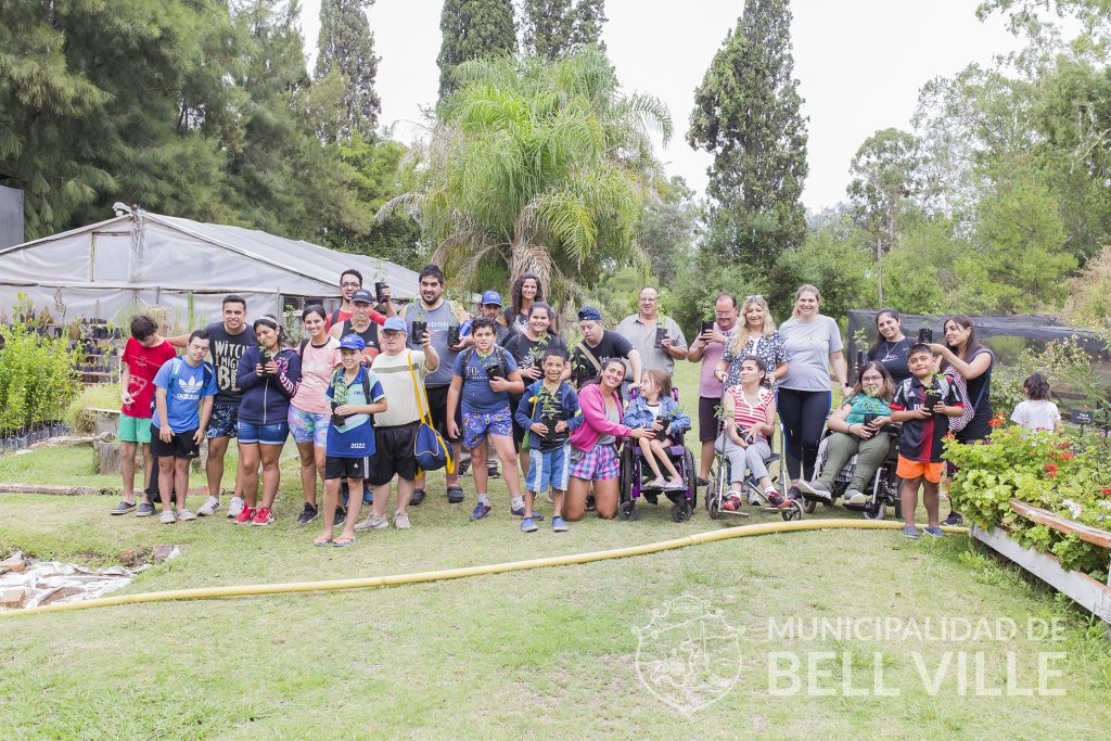 Los integrantes de la Escuela de Verano Adaptada visitaron el Vivero Municipal