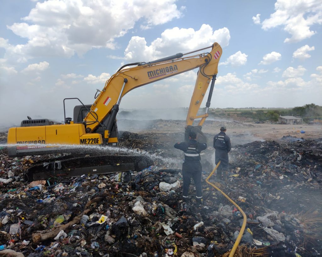 El incendio del basural está contenido, trabajándose en la remoción y enfriamiento