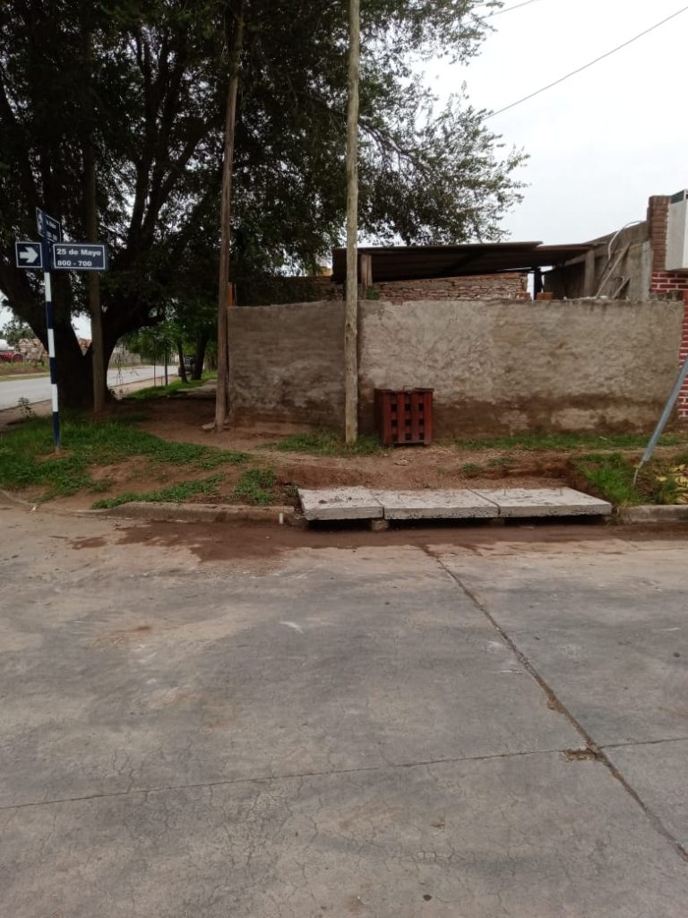 Se colocan nuevas tapas en el canal de desagüe del bulevar Alvear