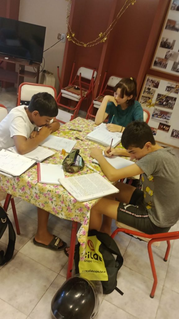 Medio centenar de estudiantes secundarios participan de apoyo escolar para exámenes