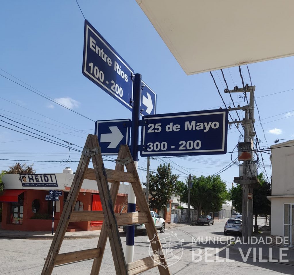 Instalan nuevos nomencladores en calle Entre Ríos