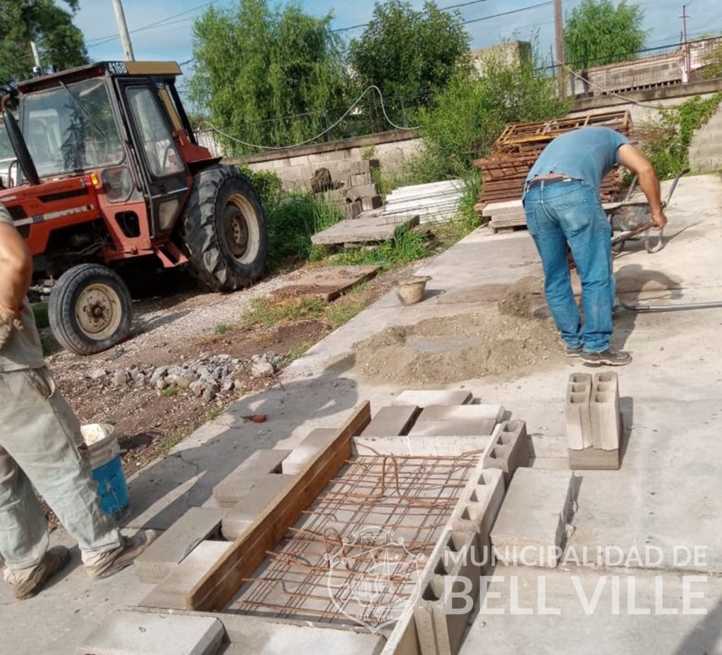 Se elaboran las tapas de cemento para el desagüe de Campos de Oeste