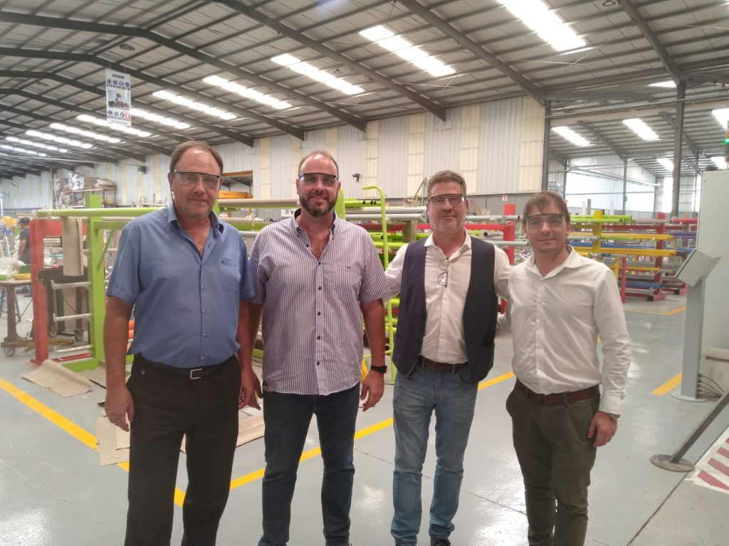 El municipio proyecta incorporar juegos y mobiliario en espacios verdes de la ciudad.