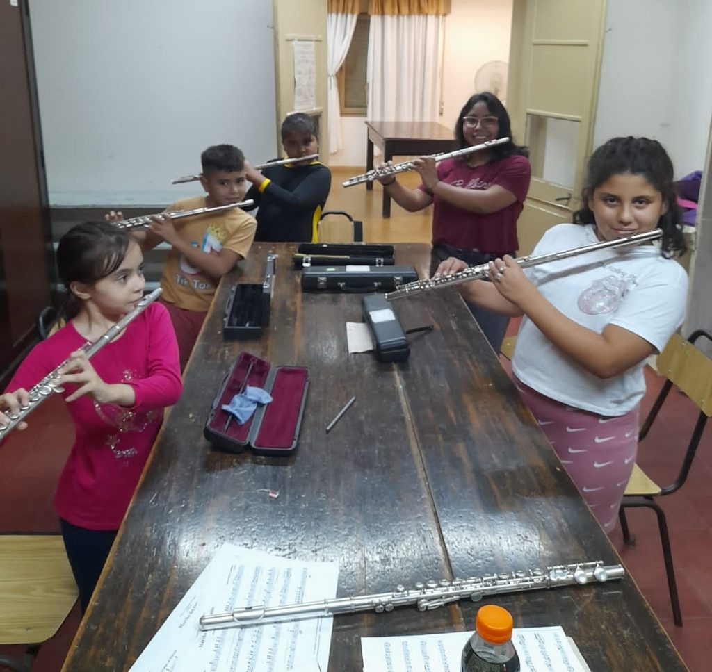 Con un importante número de asistentes se iniciaron las clases en la Escuela y Banda Municipal.