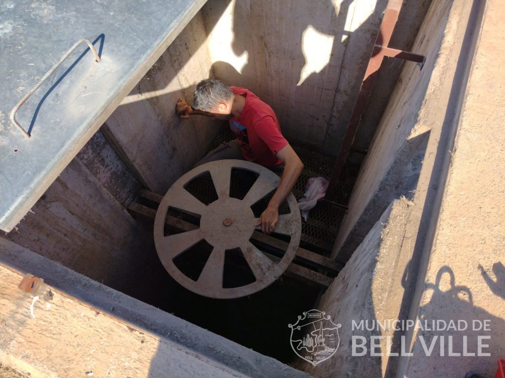 Mantenimiento de esclusas y extracción de árboles del río.