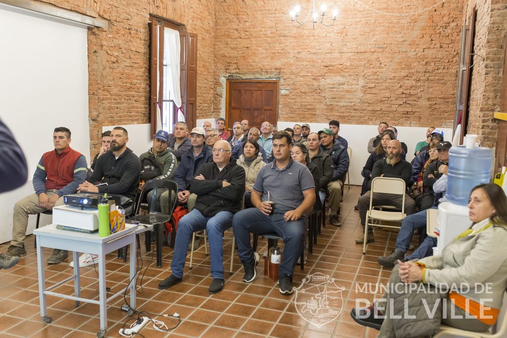 El gran interés por el curso de poda motivó la participación de vecinos de otras localidades