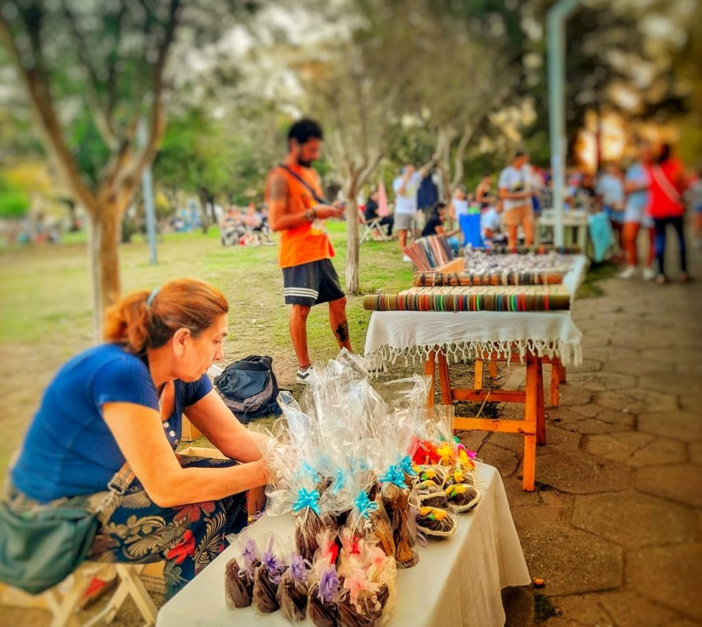 En la plaza Haedo se concretó un encuentro ferial con una importante cantidad de vecinos