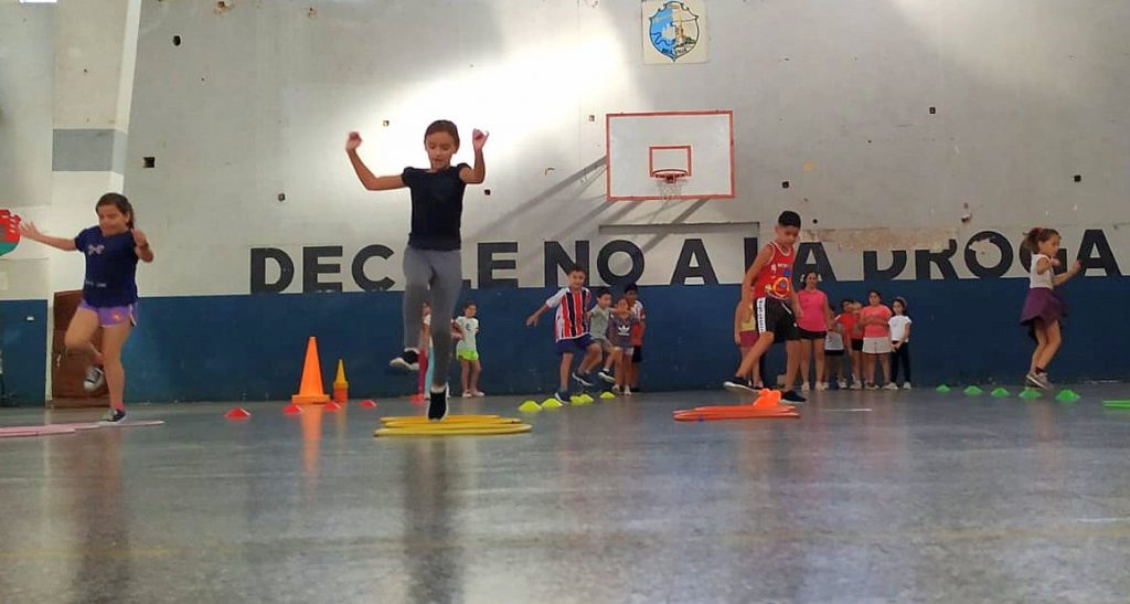 El salón municipal de deportes reúne cada vez más vecinos para actividades recreativas
