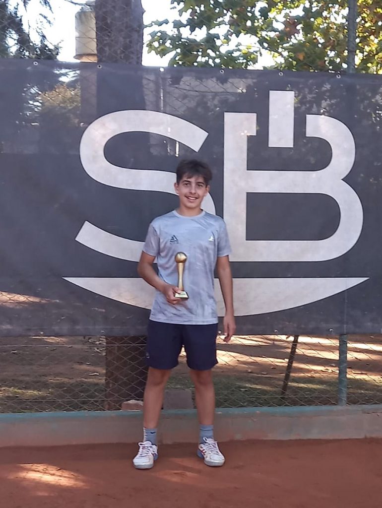 El joven tenista bellvillense Juan Bazán volvió a lucirse en Córdoba