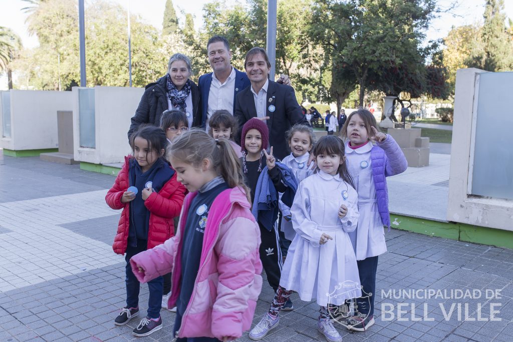 Alumnos de 1º Grado de la Escuela Ponciano Vivanco repartieron escarapelas