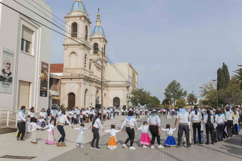 Los Jardines de Infantes unidos para el baile del Pericón Nacional
