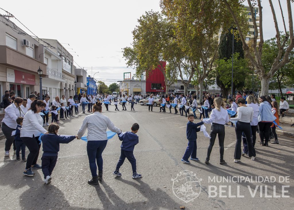 Alrededor de 900 niños y niñas bailaron el Pericón Nacional en plaza 25 de Mayo