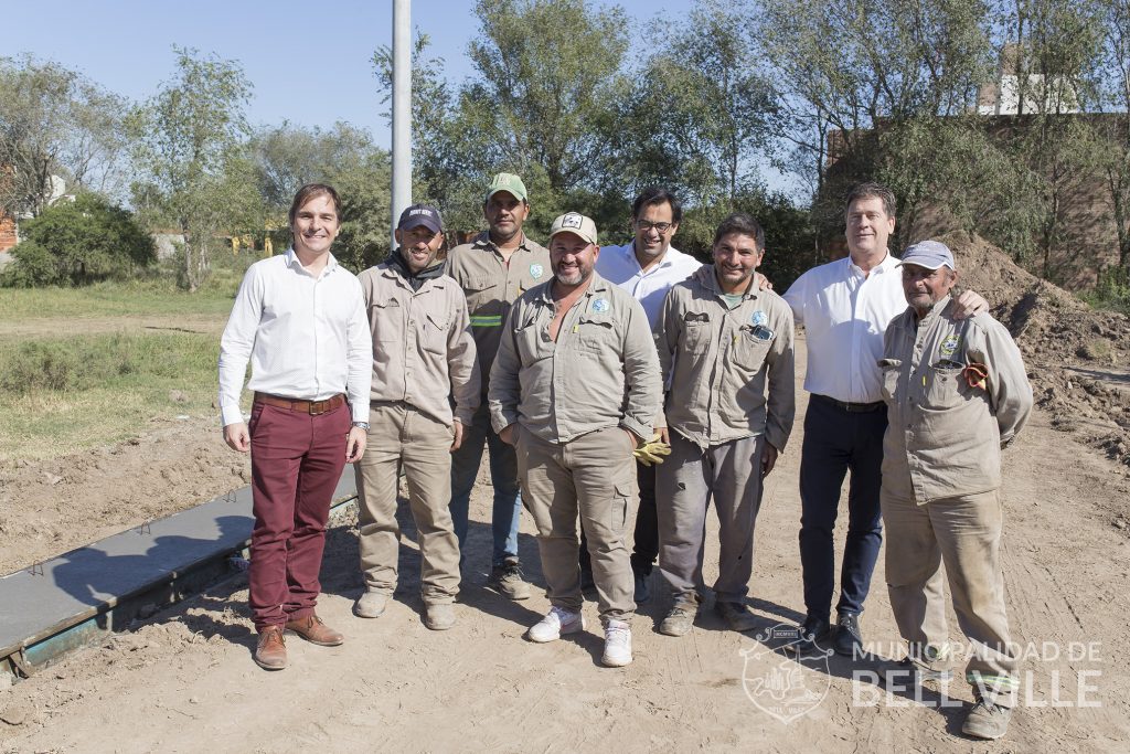 El intendente recorrió la obra de cordón cuneta de calle Mario Zinny