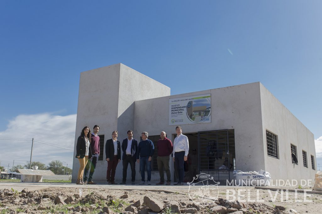 El intendente y parte de su equipo supervisaron la obra del futuro Dispensario Este de la ciudad