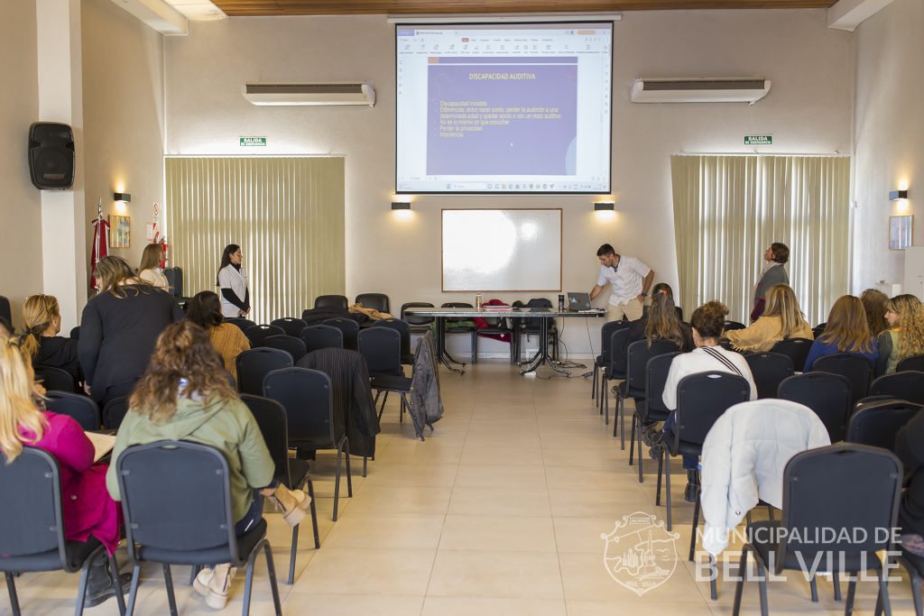 La Mesa Socioeducativa abordó el tema “Trato adecuado a personas con discapacidad”