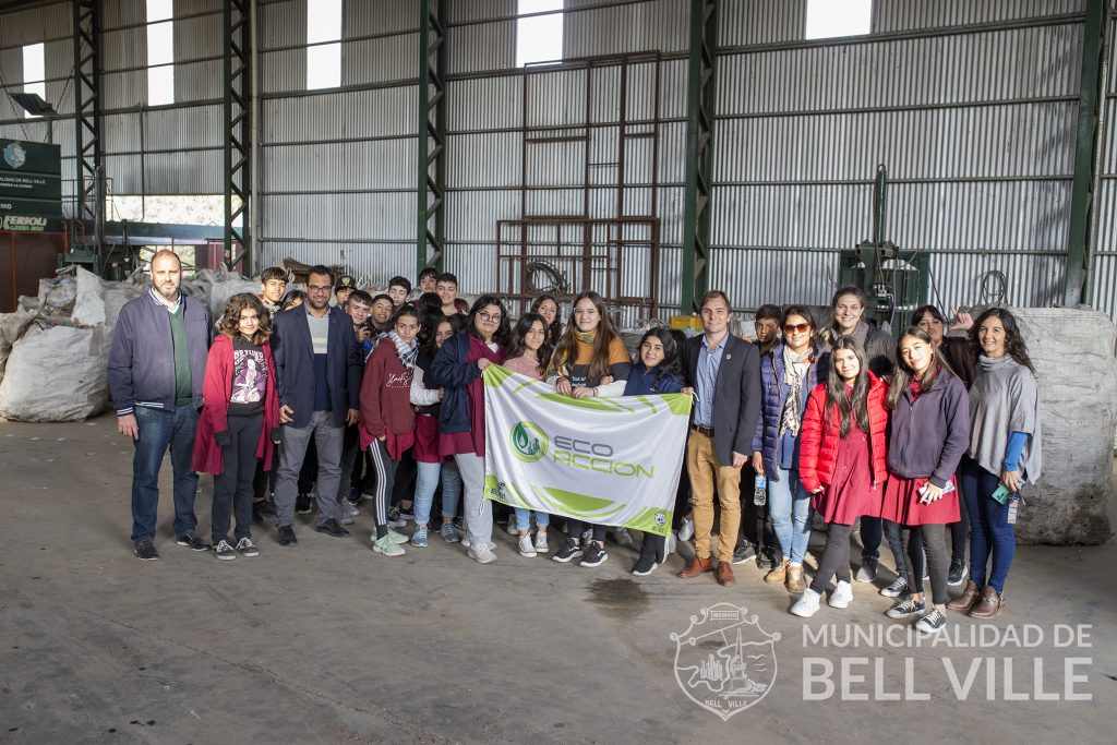 Alumnos de dos escuelas se interesaron por la planta de residuos sólidos urbanos RSU.