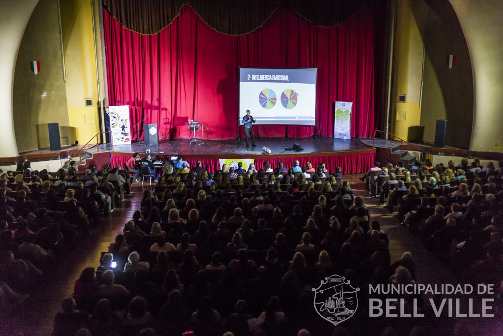 Un Teatro Coliseo desbordante de público escuchó a Bernardo Stamateas