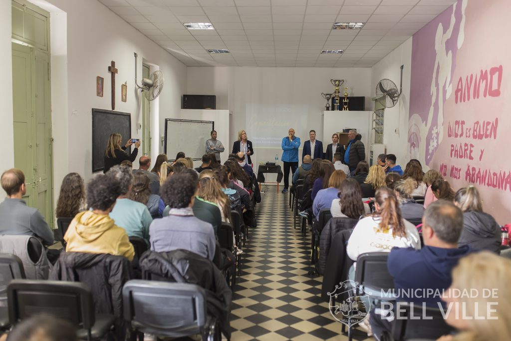 Importante jornada de capacitación en vóley escolar se cumplió en el Colegio del Huerto con Omar Grasso